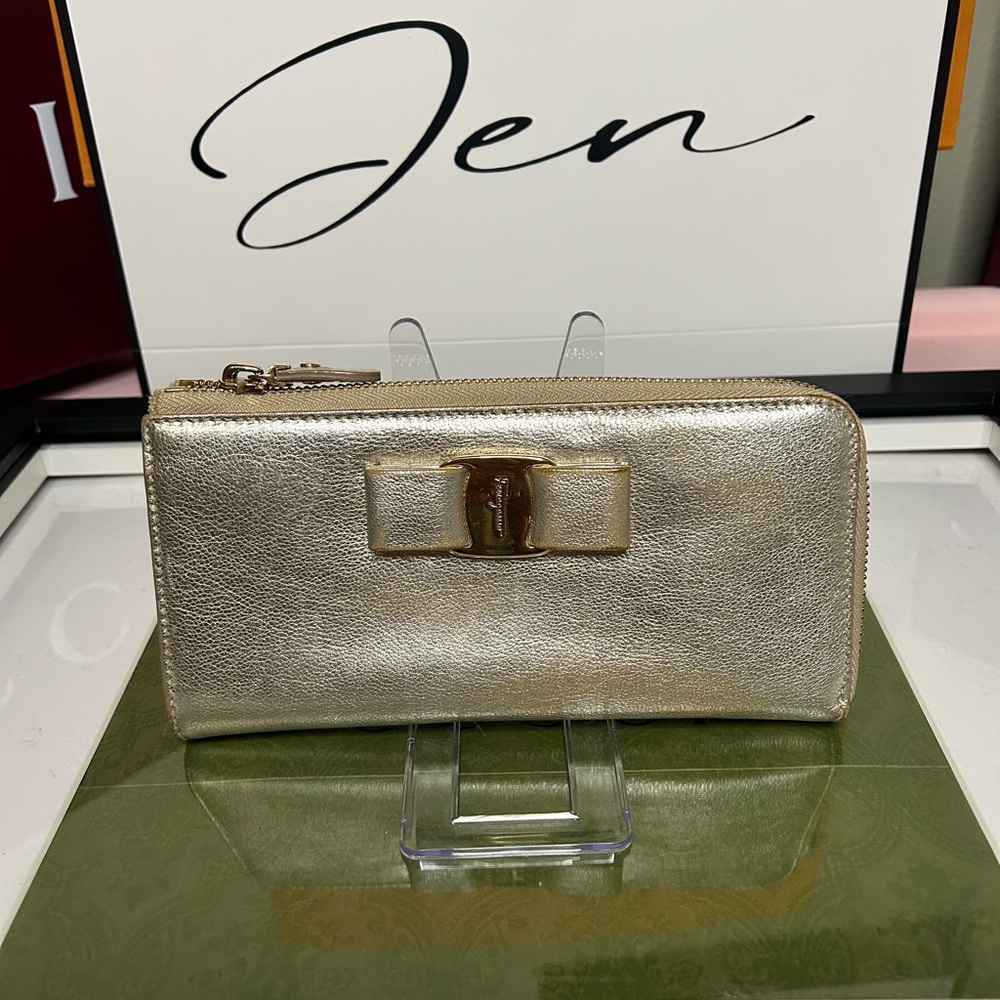 Salvatore Ferragamo Vara Bow Zip-Around Wallet – Metallic Gold